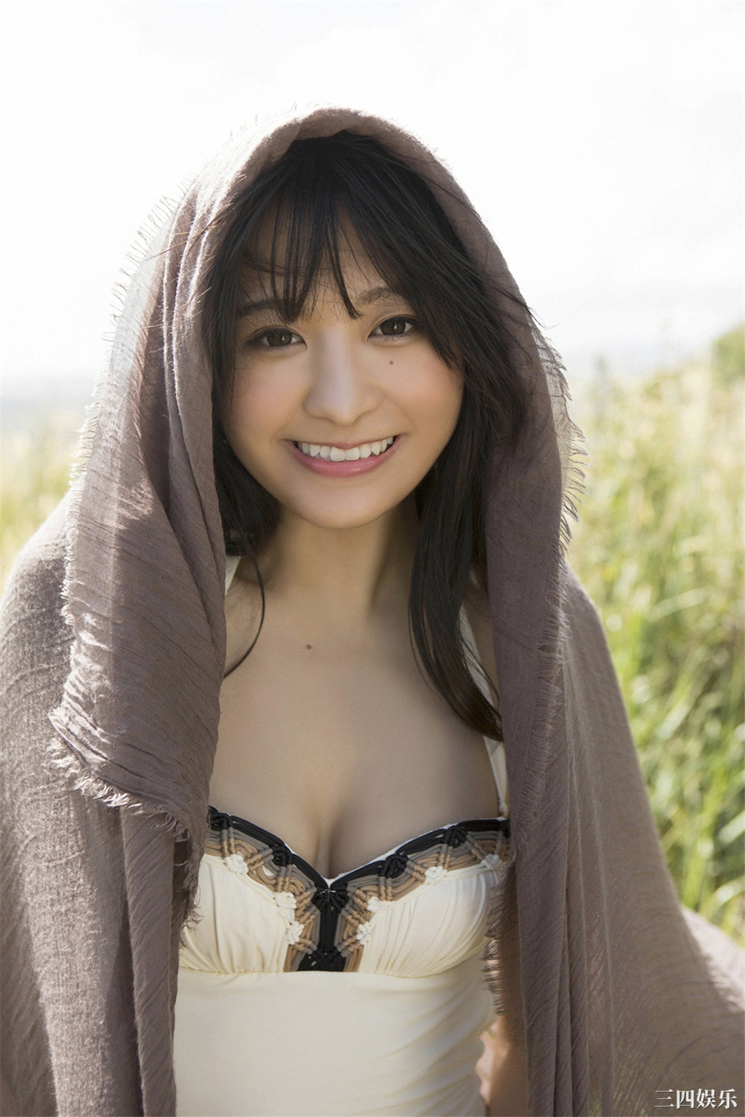 真岛なおみ写真集《美ボディSEXY!! ９頭身ドール系女子!!》高清全本