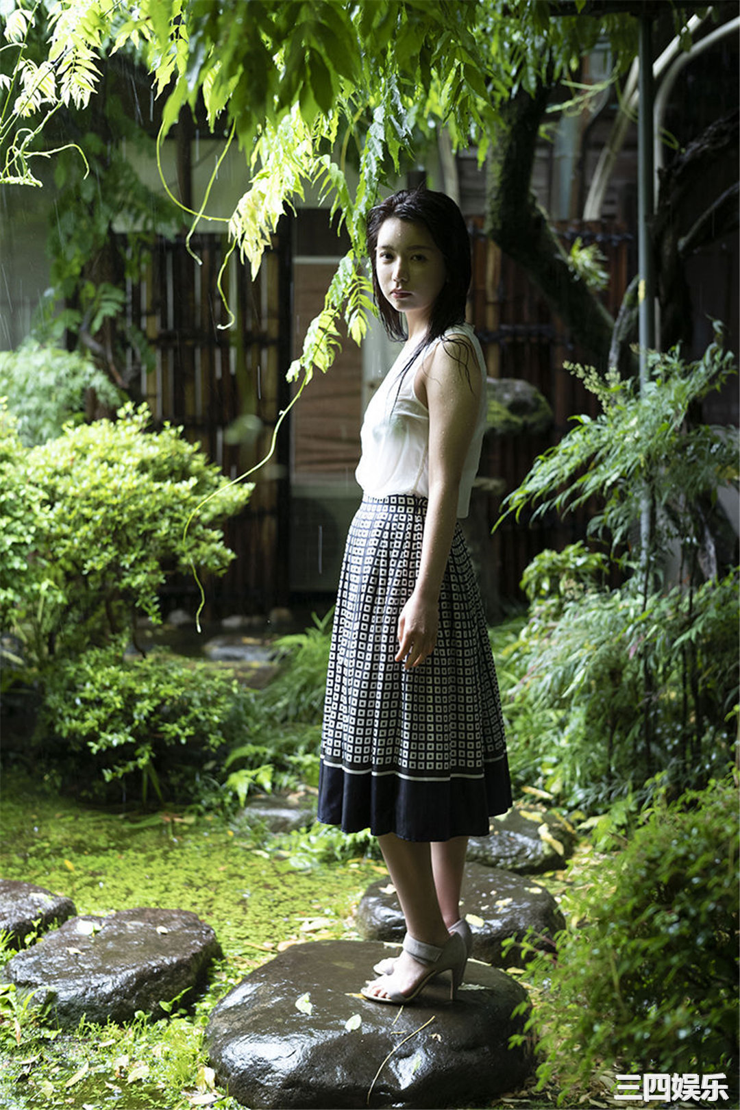 仲村美海写真集《雨の日は君と…》高清全本