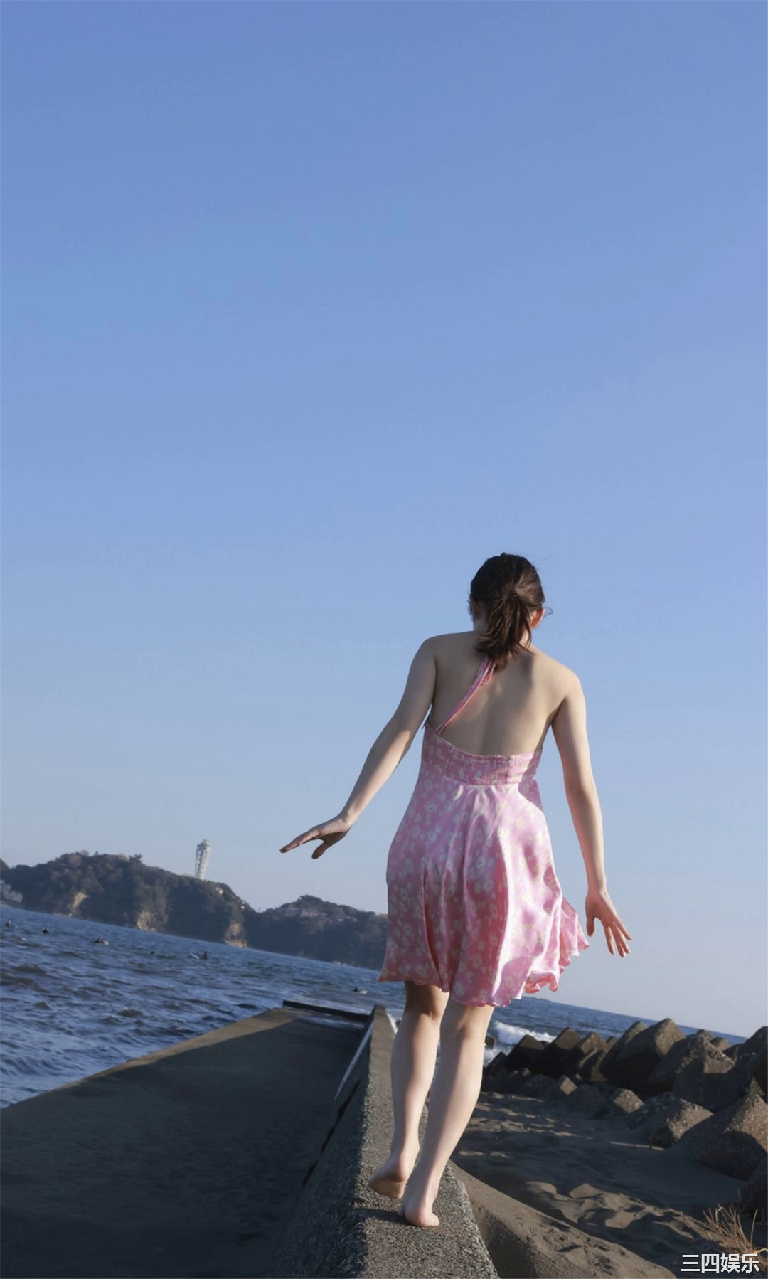 月足天音写真集《斜め45度、困り顔の天使。》高清全本