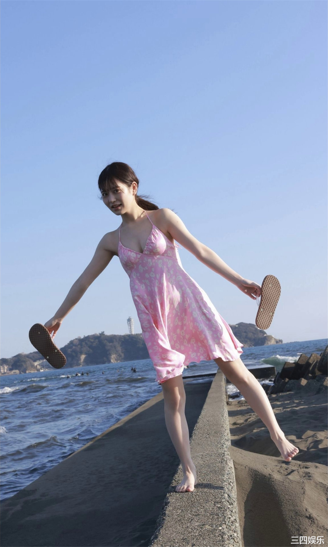 月足天音写真集《斜め45度、困り顔の天使。》高清全本