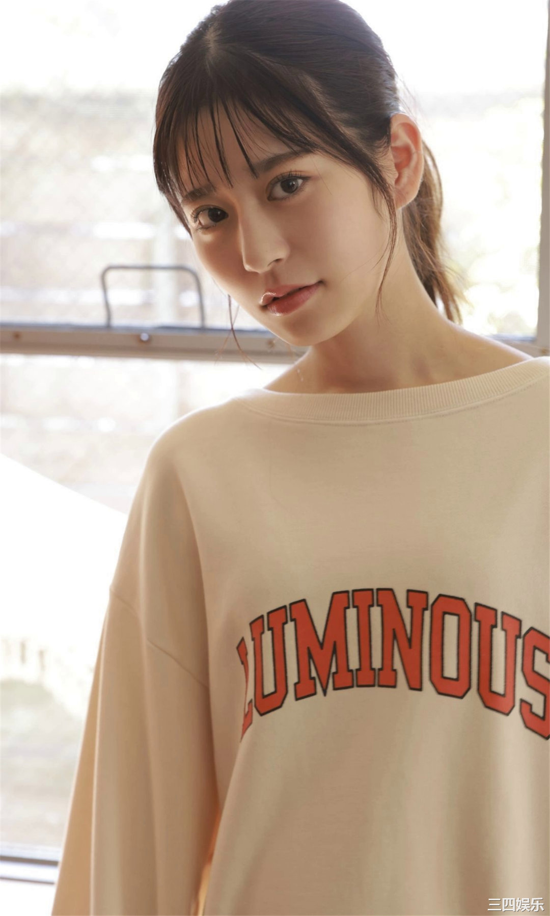 月足天音写真集《斜め45度、困り顔の天使。》高清全本