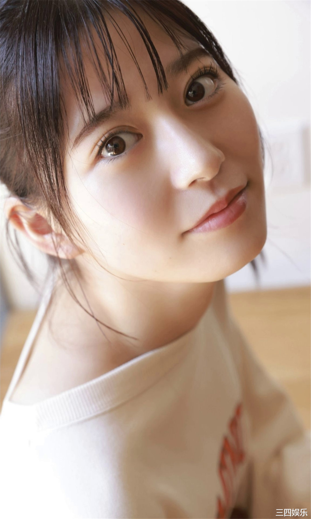 月足天音写真集《斜め45度、困り顔の天使。》高清全本