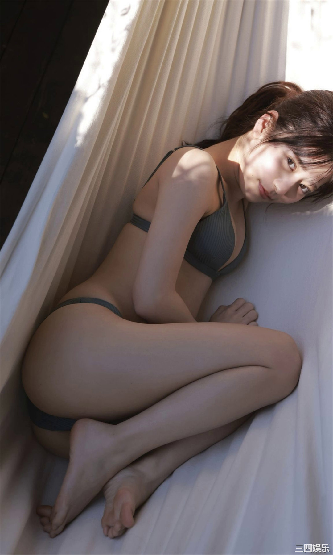 月足天音写真集《斜め45度、困り顔の天使。》高清全本