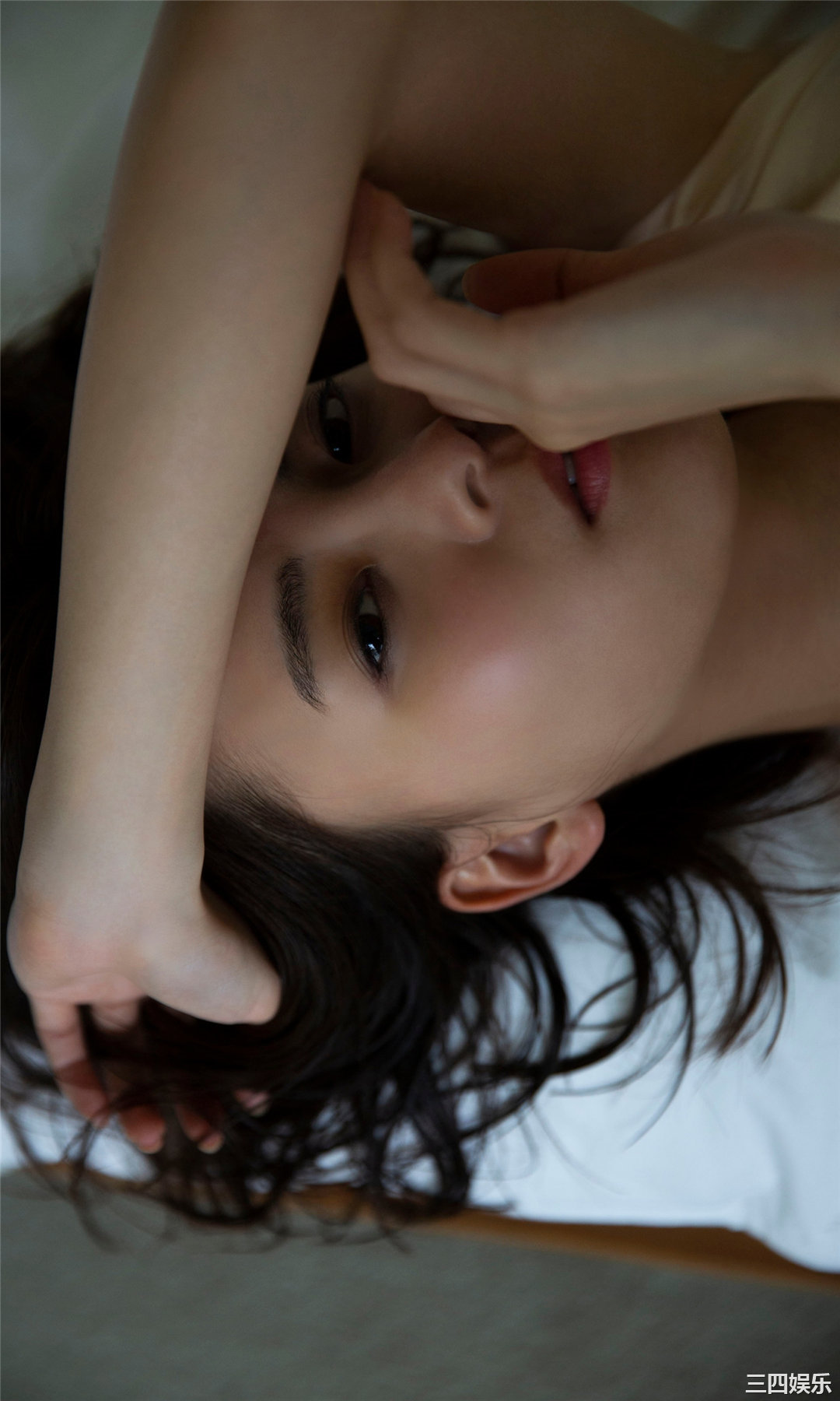 新条由芽写真集《ダークサイド》高清全本