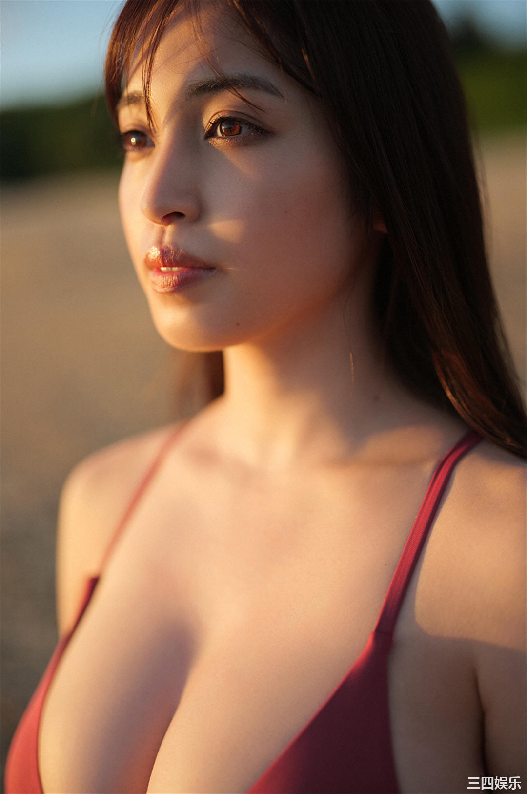 村岛未悠写真集《 スペシャル写真集「虹色の女神」》