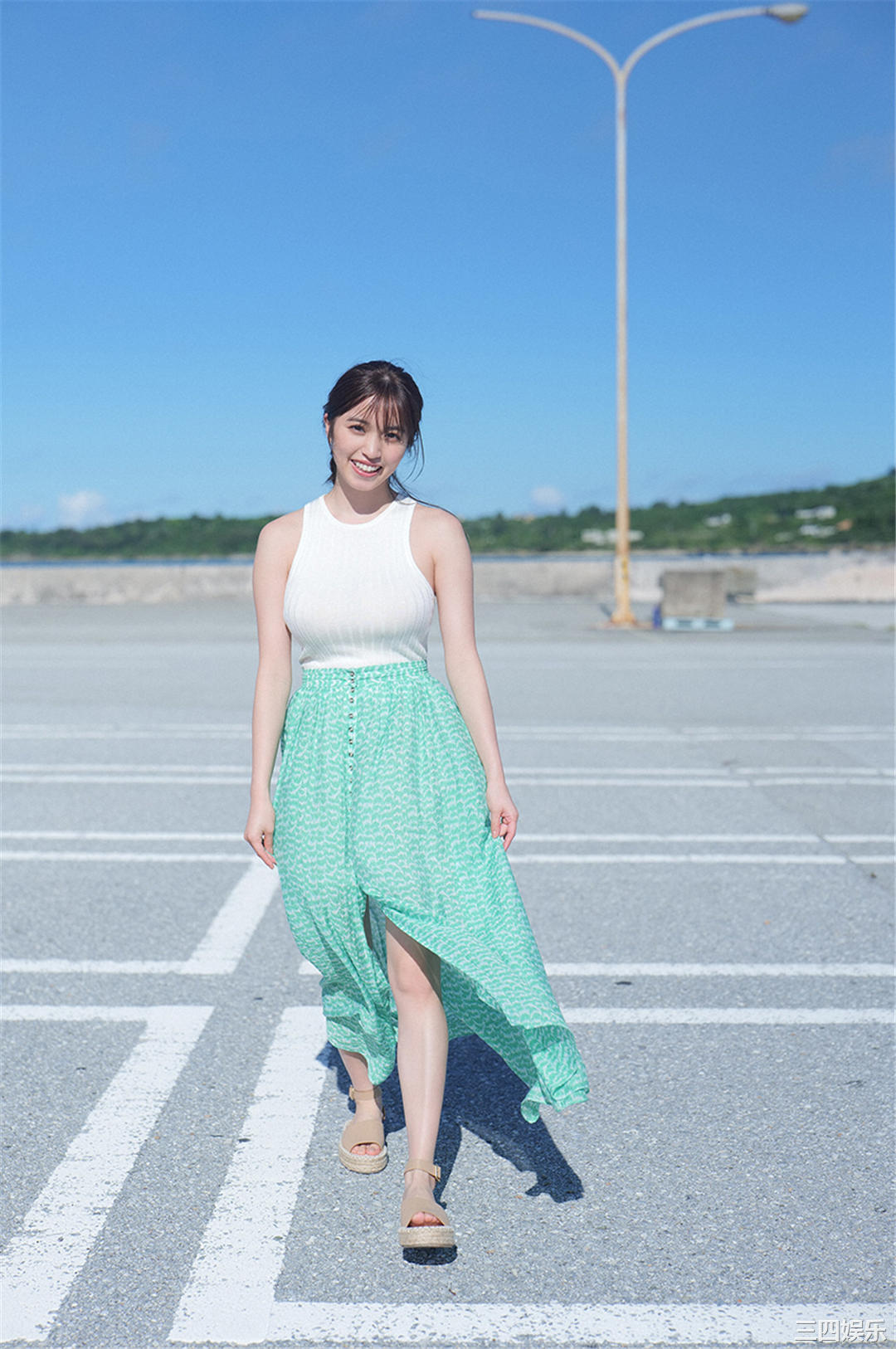 村岛未悠写真集《 スペシャル写真集「虹色の女神」》