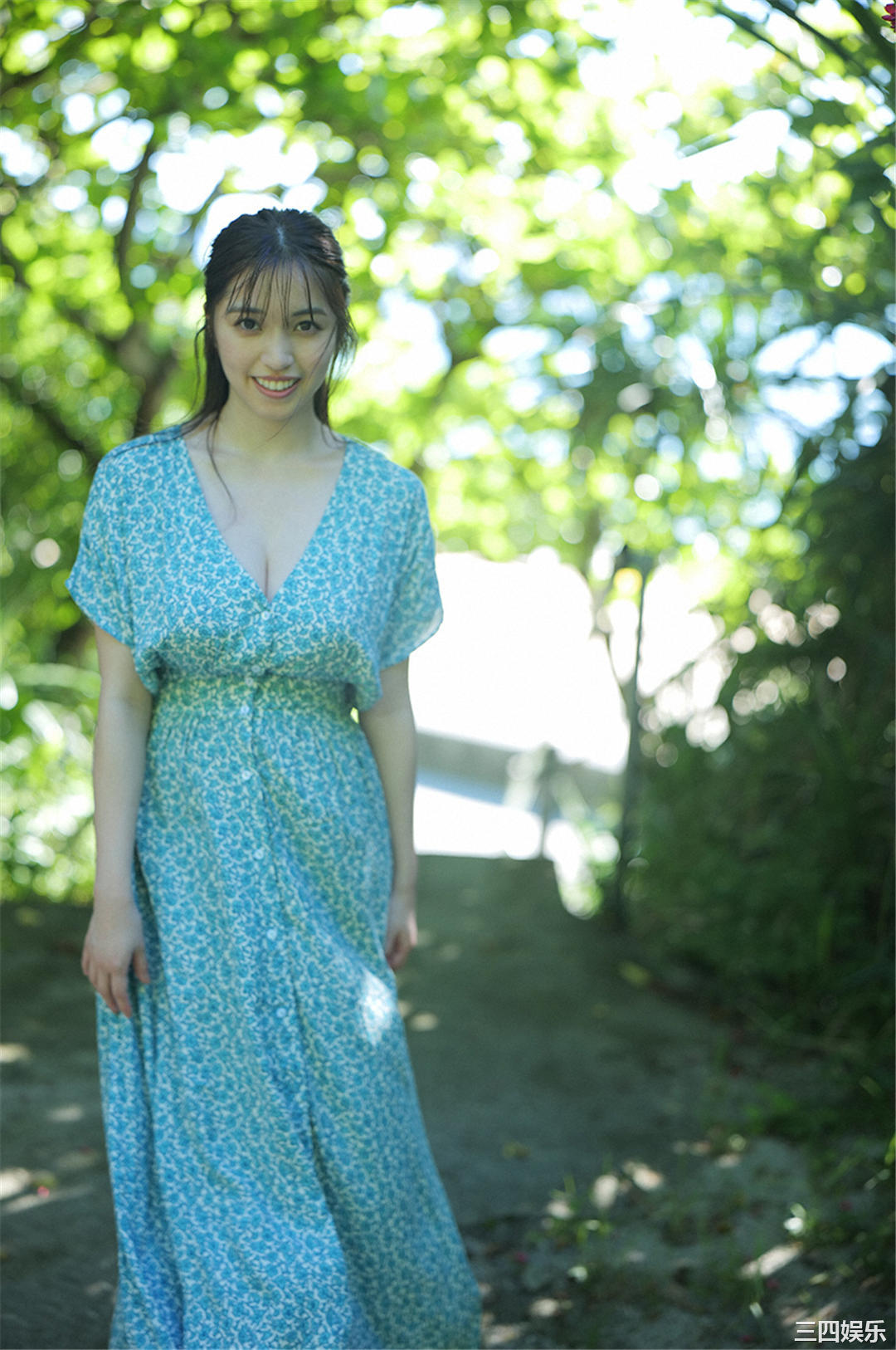 村岛未悠写真集《 スペシャル写真集「虹色の女神」》