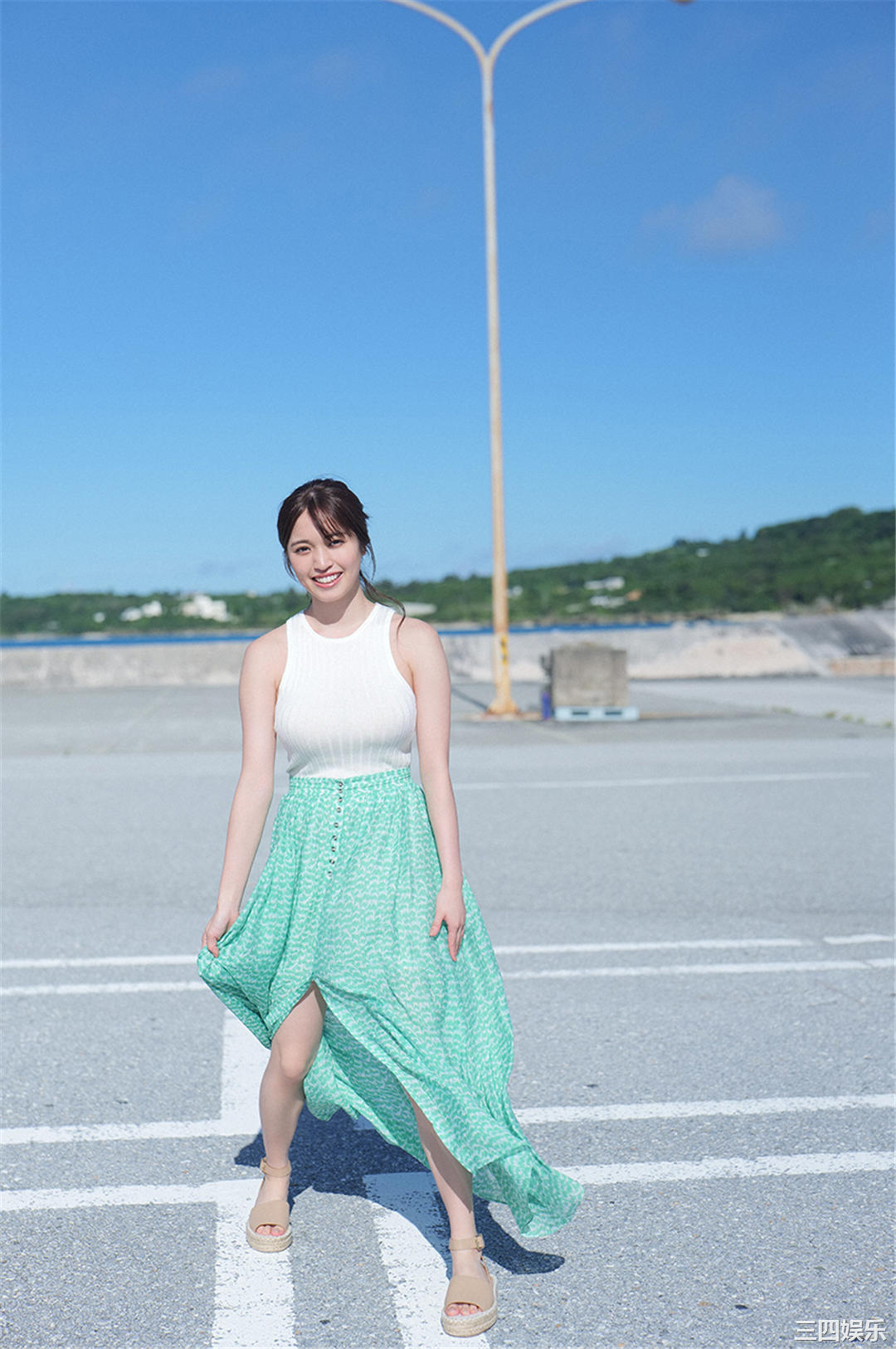 村岛未悠写真集《 スペシャル写真集「虹色の女神」》