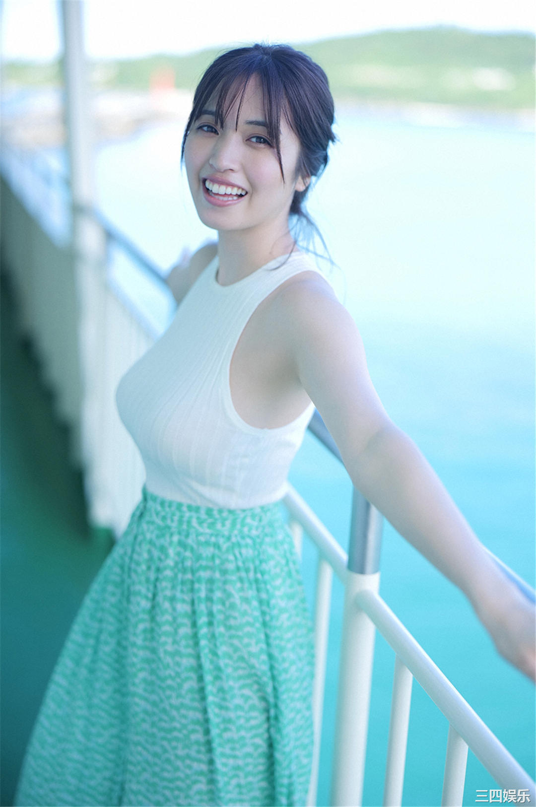 村岛未悠写真集《 スペシャル写真集「虹色の女神」》