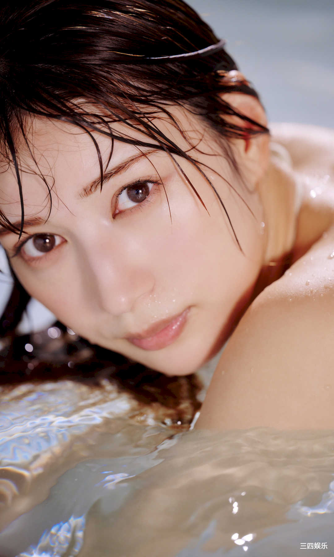 雪平莉左写真集《凜として、純白。》高清全本