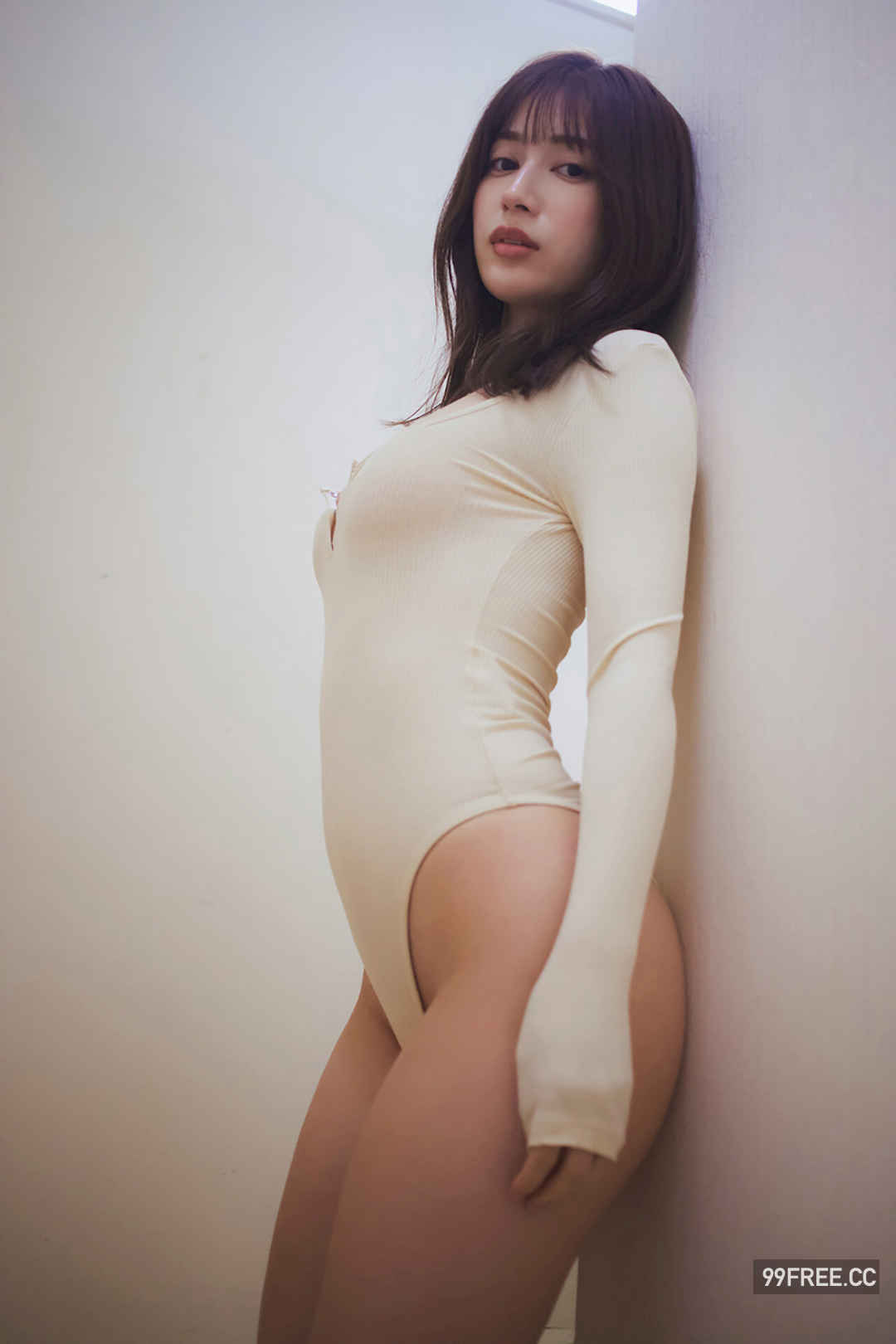 雪平莉左写真集《極上チラリズム》高清全本