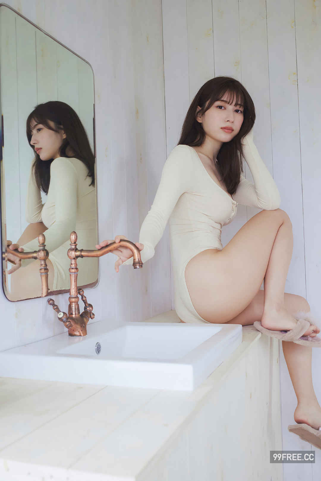 雪平莉左写真集《極上チラリズム》高清全本